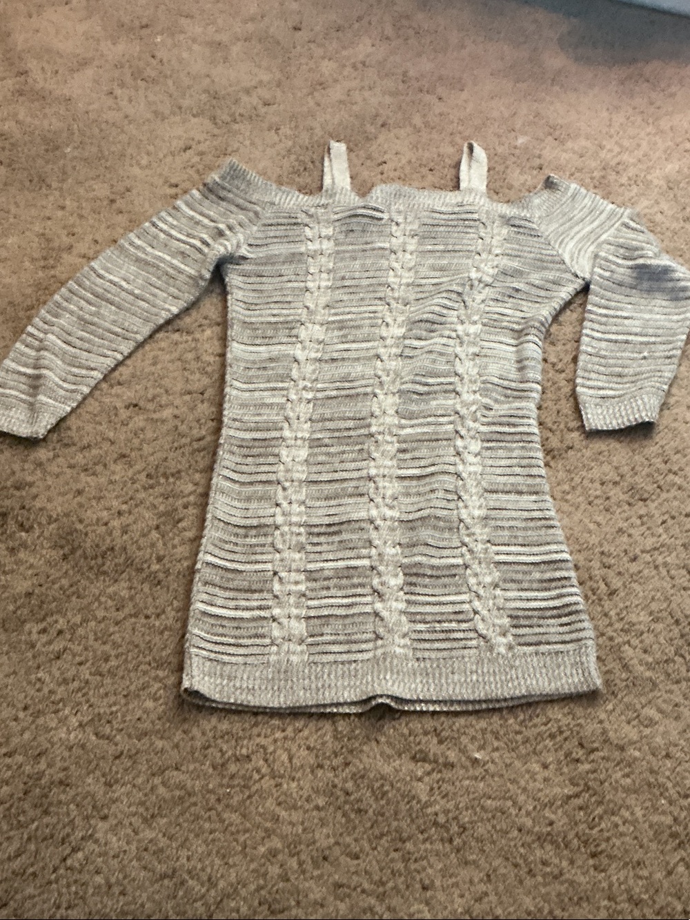 Absolutely Creative Worldwide Off-Shoulder Cable Knit Sweater in Light Gray